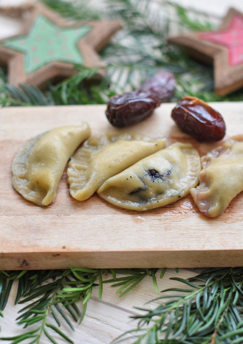 Bezglutenowe pierogi z nadzieniem z buraków i daktyli SKŁADNIKI NA CIASTO: 1 szklanka mąki gryczanej (przygotuj także mąkę do posypania stolinicy) 1 szklanka ciepłej wody 2 łyżki roztopionego masła