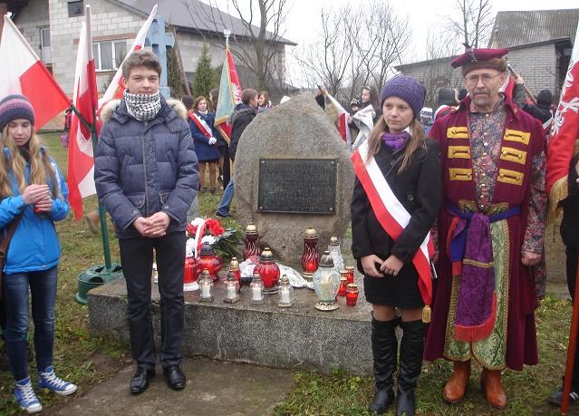 Nigdy nie mówi ona o swoich myślach, o swoich problemach, troskach i marzeniach. Nie czuje potrzeby dzielenia się swoimi myślami i uczuciami z innymi ludźmi.