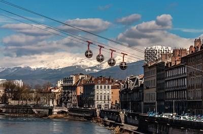 Grenoble Miasto-gospodarz Zimowych Igrzysk Olimpijskich w 1968 roku to duży, ale nietypowy ośrodek narciarski.