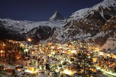 Zermatt Szwajcarski kurort położony u stóp słynnego Matterhornu wyróżnia się dbaniem o środowisko do Zermatt dojedziemy jedynie pojazdami o napędzie elektrycznym!