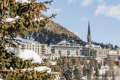 Warto pamiętać, że Zermatt to nie tylko trasy szwajcarskie, ale też włoskie. Dzięki systemowi wyciągów i tras można w łatwy sposób znaleźć się we włoskim ośrodku Breuil-Cervinia.