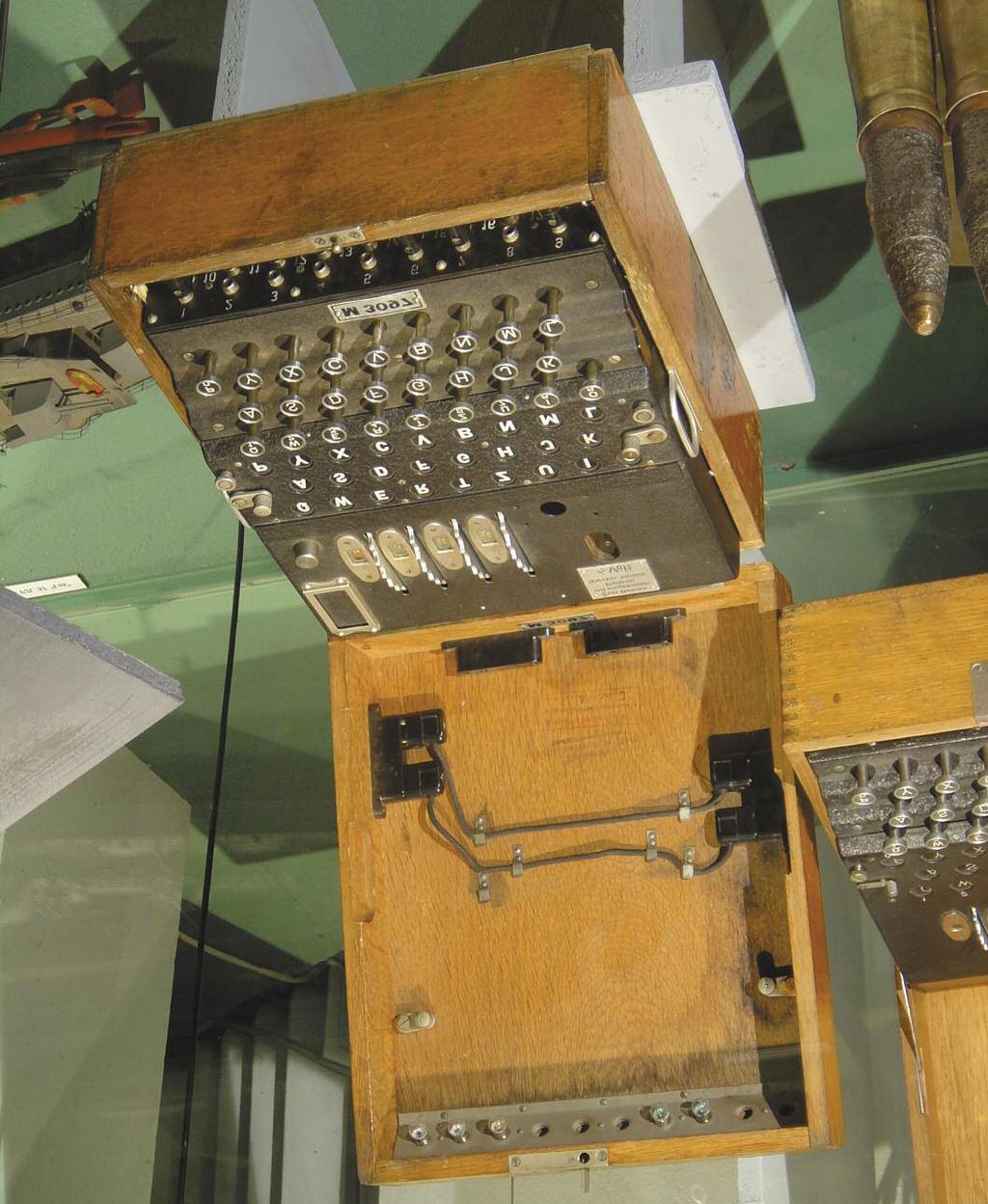 78 polskie osiągnięcia naukowo-techniczne Fot. Muzeum Wojska Polskiego w Warszawie Kopia Enigmy także kilka nieaktualnych tabel kluczy.