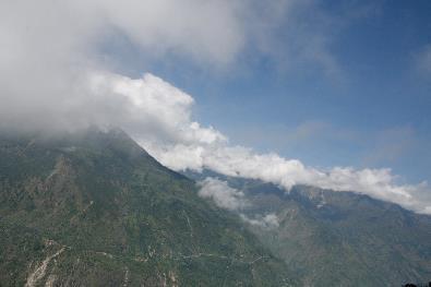 Nepal Dzień 5: Przejście do Lama Hotel (2450 m n.p.m.); 6-8 godzin; 1070 metrów podejścia; trasa 11 km.