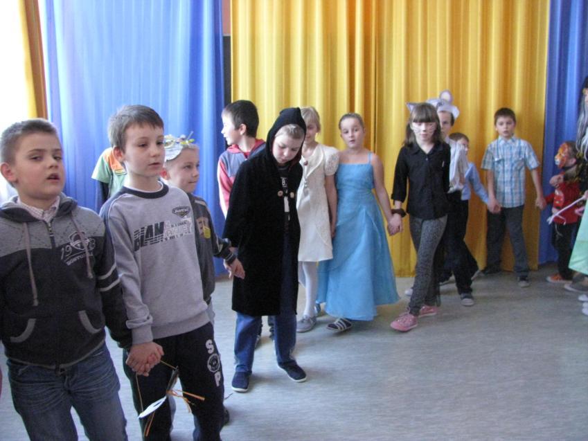 Z życia szkoły...:) 6 lutego odbyła się dyskoteka choinkowa dla uczniów klas IV- VI SP i I-III gimnazjum. Wszystkie klasy zorganizowały sobie poczęstunek.