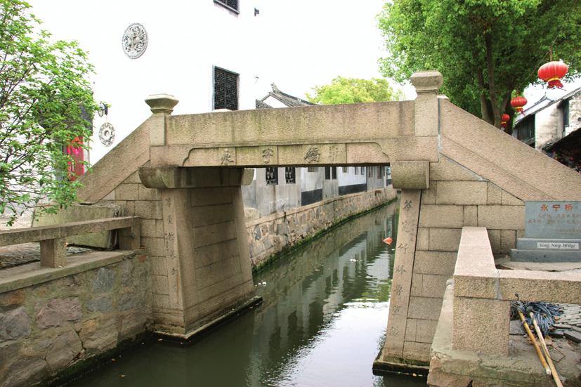 Fot. 64. Kamienne mosty płytowe i sklepione w Luzhi Mosty w Szanghaju Waibaidu Qiao czyli Most Ogrodowy łączy Bund z Pudongiem nad rzeką Suzhou dopływem Huangpu (fot. 65).