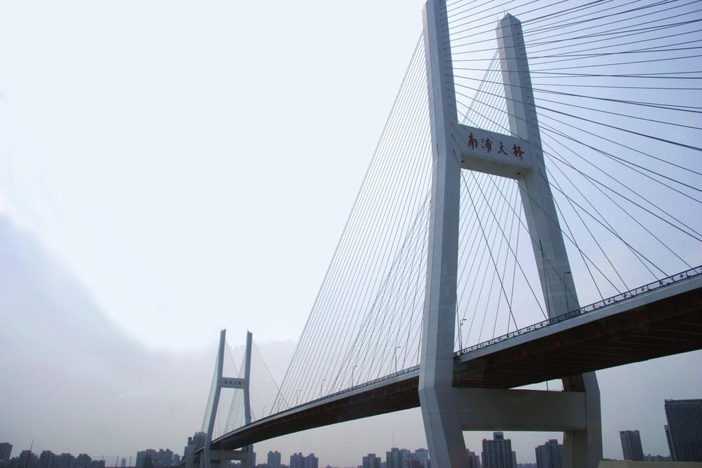 Most Nanpu to pierwszy w Szanghaju i pierwszy w świecie most podwieszony z ciągłym trójprzęsłowym pomostem zespolonym (fot. 66) [2,13,14]. Zbudowany nad rzeką Huangpu w 1991 r.