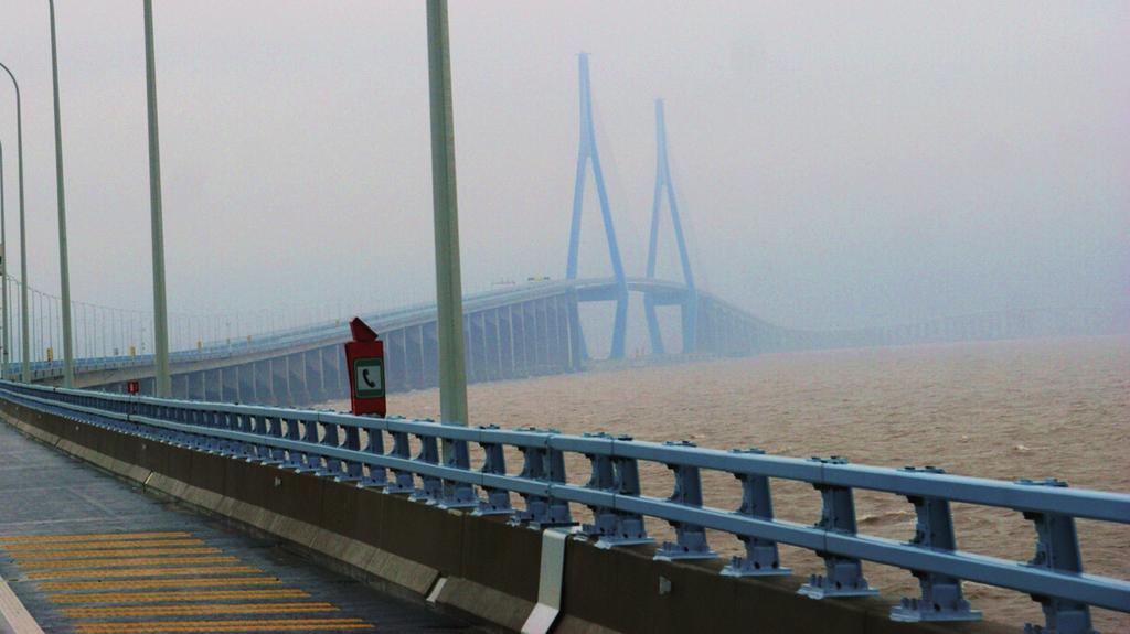 Charakterystyczny punkt postojowy na trasie Hangzhou Bay Mosty w okolicy Ningbo Most Jintang jest mostem podwieszonym z przęsłem rozpiętości 620 m