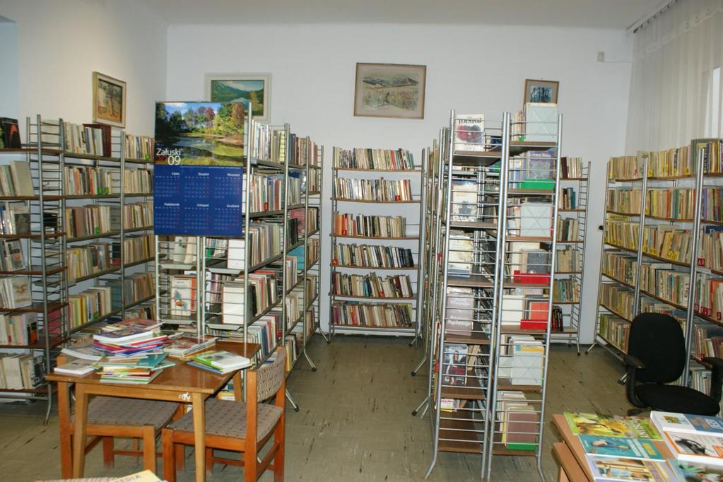 Gmina Załuski Gminna Biblioteka Publiczna w Załuskach 2010 r. - zakup mebli bibliotecznych - 22 279 zł 2011 r.