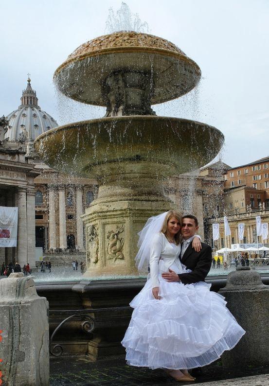 przy Głównych zabytkach Rzymu Bilety na Audiencję Papieską z podejściem w Strojach Ślubnych do Ojca Świętego BENEDYKTA XVI zdjęcia na Audiencji Papieskiej wykonywane są przez fotografów papieskich ze