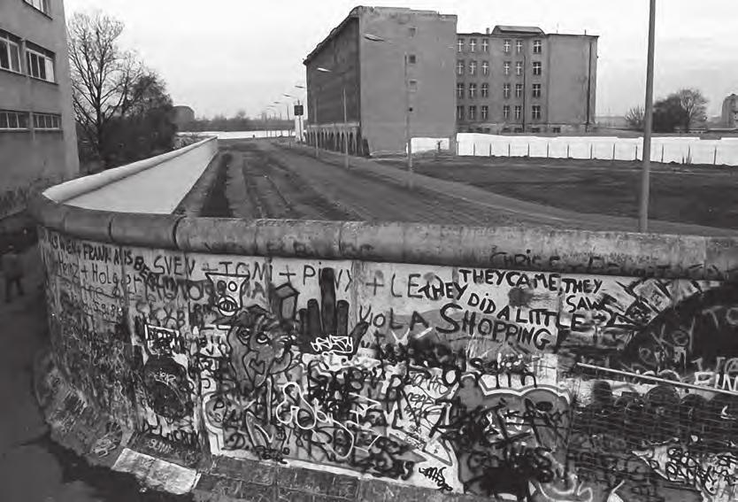 Mur Berliński, fot. NAF Dementi / Ośrodek Pamięć i Przyszłość Widuchowa, położonej w województwie szczecińskim. Następnie zamieszkał w Bydgoszczy.