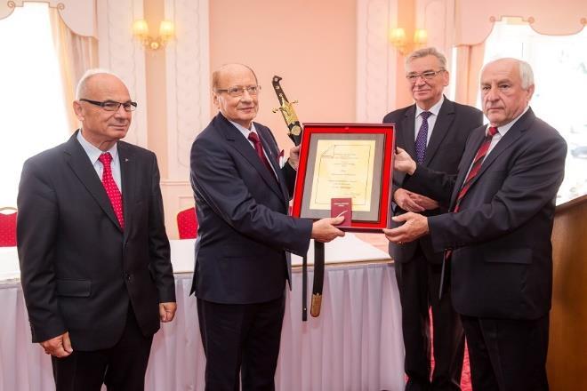 NAGRODY DLA PREZYDENTA RZESZOWA 29 września 2014 r. Prezydent Rzeszowa Tadeusz Ferenc został uhonorowany najwyższym odznaczeniem Związku Rzemiosła Polskiego Szablą Kilińskiego.