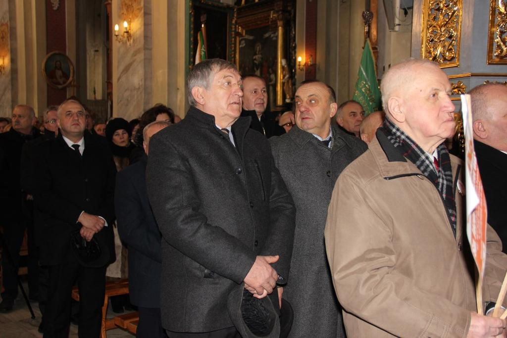 in: rodzina zmarłego, osoby represjonowane w stanie wojennym, delegacje Solidarności, władz wojewódzkich i samorządowych, przedstawiciele parlamentu RP, służby mundurowe, górnicy i mieszkańcy