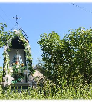 AUTOR) FIGURA NAJŚWIĘTSZEJ PANNY MARYI NIEPOKALANIEE POCZĘTEJ USYTUOWANA JEST NA CZTEROBOCZNYM, KAMIENNYM POSTUMENCIE.