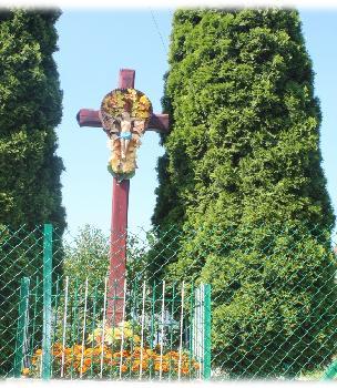 OSŁONIĘTA JEST BLASZANYM, PÓŁOKRĄGŁYM ZADASZENIEM.