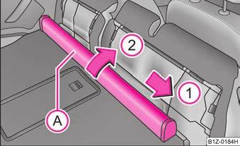 Przytrzymać poprzeczkę tak, by siatka oddzielająca mogła powoli i bez uszkodzeń zwinąć się w swoim schowku AB. Rozłożyć tylne siedzenie do pozycji wyjściowej.