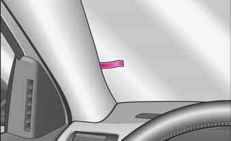 Dopasować uchwyt, przesuwając płytkę zabezpieczającą AB. W czasie jazdy w uchwycie nie powinny się znajdować pojemniki z gorącymi napojami.