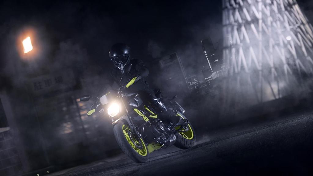 Odkryj ciemną stronę mocy Zaprojektowana z myślą o dostarczaniu jak największej dawki emocji i adrenaliny, Yamaha MT-07 wytycza nowe standardy w klasie motocykli o średniej pojemności.