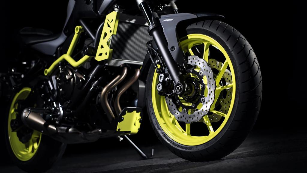 Lekka, polakierowana na jasnożółty kolor klatka skutecznie chroni maszynę i podkreśla surowy, agresywny wygląd nowego modelu MT-07 Moto Cage.