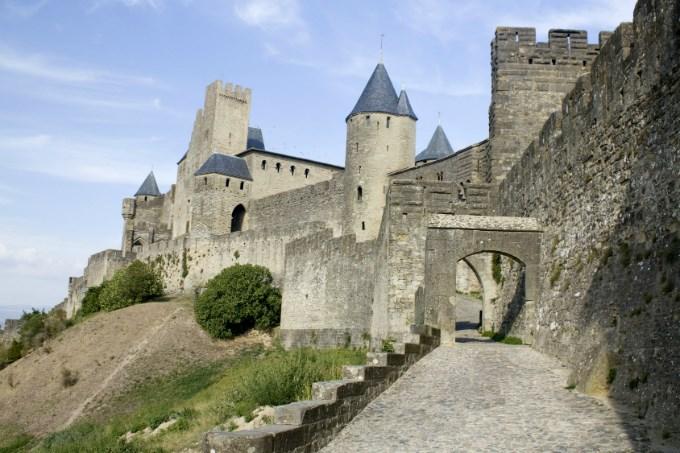 W sezonie trzeba rezerwować stolik z wyprzedzeniem. Carcassonne Pierwsza osada istniała tu prawdopodobnie już ok. 3500 lat p.n.e. Wiadomo, że ok. 800 roku p.n.e. był tu ważny ośrodek handlu. Ok.