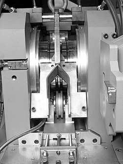 i proszki). Wydajność prezentowanej maszyny waha się od 350 kg/h, przy średnicy wyrobu 12,5 mm do 2040 kg/h, przy średnicy 25 mm.