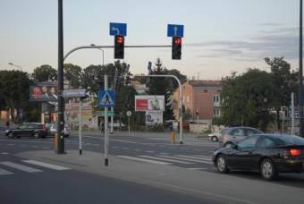 silnym ruchu pojazdów duże natężenie ruchu pieszego w bezpośrednim sąsiedztwie Wyższa Szkoła oraz