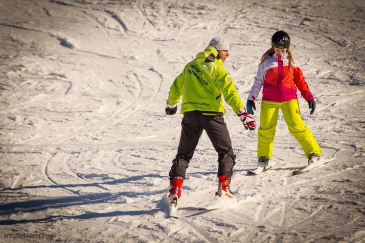 jeżdżącym - przedstawi techniki poruszania się na nartach lub snowboardzie w różnych rodzajach śniegu Zajęcia prowadzimy na każdym stopniu zaawansowania Większość szkoleń