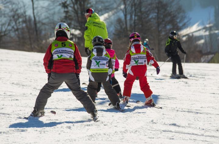 szkolenia przez 1 licencjonowanego instruktora narty / snowboard - maksymalna ilość osób w jednej grupie: 8-10 osób PRZEDSZKOLE NARCIARSKIE Zapraszamy na Grupowe