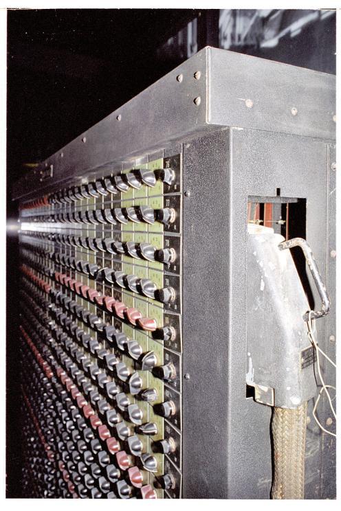 ENIAC Programmed:plug board and switches Speed:5,000 operations per second Input/output:cards, lights, switches, plugs Floor space:1,000 square feet W kierunku komputera 1847 - Analiza matematyczna