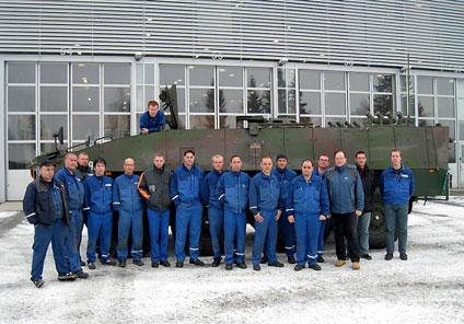 Montażyści ze Słowenii przybyli do Hämeenlinny, aby uczestniczyć w szkoleniu i poznać tajniki montażu pojazdu Patria AMV.» Rozpoczęliśmy także transfer technologii produkcji wersji specjalistycznych.