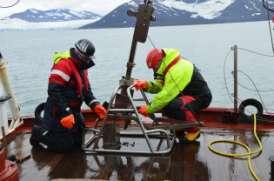 Próbki wody morskiej zostały pobrane za pomocą batometru z czterech głębokości (1 m, 10 m, 60 m, 100 m), na czterech głównych stacjach monitoringu wieloletniego w fiordzie (stacje H1-H4).