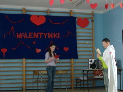 W trakcie zabawy obejrzeliśmy przedstawienie "Pochwała miłości" oraz zostały rozdane walentynki ich adresatom ze skrzynki Walentego.