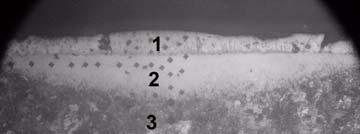 Microstructure of borided steel: a) 41Cr4, b) 102Cr6 b) 102Cr6 Rysunek 4 przedstawia mikrostruktury borowanych stali 41Cr4 i 102Cr6NC4 po laserowej obróbce cieplnej bez przetopienia wraz z trzema