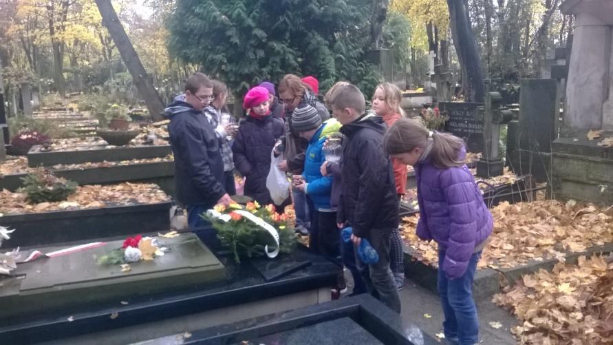18.10.2013 r. Wyjście na grób Ireny Sendlerowej Reprezentacja klas IV-VI poszła na cmentarzu Powązkowskim w dniu 18.10.2013 (piątek) odwiedzić grób Ireny Sendlerowej (Stare Powązki, kw. 54, rz. 3).