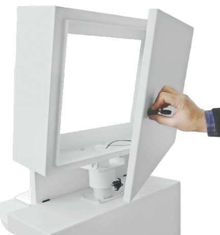 monitora LCD zgodnie ze standardem VESA (75 x 75 mm i 100 x 100 mm) komory: dolna oraz górna zamykane na klucz przystosowana do monitora 17" lub 19" filtry przeciwpyłowe