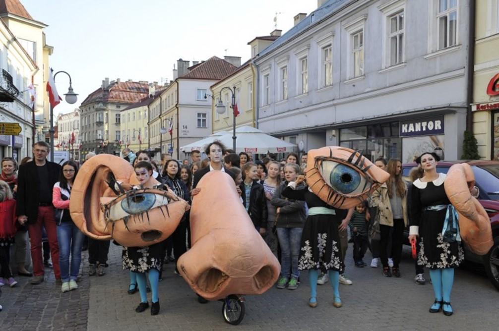 Noc Muzeów Międzynarodowy Festiwal Piosenki CARPATHIA Światowy Festiwal Polonijnych Zespołów