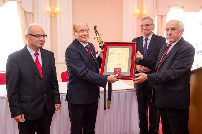 NAGRODY DLA PREZYDENTA RZESZOWA Prezydent Rzeszowa Tadeusz Ferenc został uhonorowany najwyższym odznaczeniem Związku Rzemiosła Polskiego Szablą Kilińskiego.