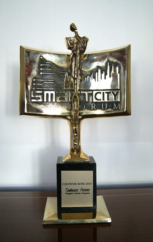 NAGRODY DLA PREZYDENTA RZESZOWA Kapituła konkursowa Forum Smart City przyznała tytuł CZŁOWIEK ROKU 2015 Prezydentowi Rzeszowa Tadeuszowi Ferencowi
