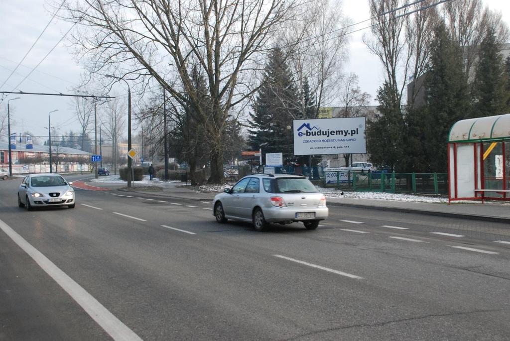 Nośnik usytuowany przy jednej z głównych ulic dzielnicy Wrotków Tablica zlokalizowana na wysokości przejścia dla pieszych i przystanku autobusowego, W bezpośrednim