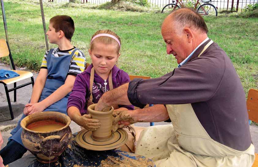 lokalne zespoły. We wrześniu 2011 r. piątkowe spotkanie historyczne odbyło się pod hasłem Muzyka odnaleziona. Zaprezentowano wówczas film i wystawę, a prof. A.