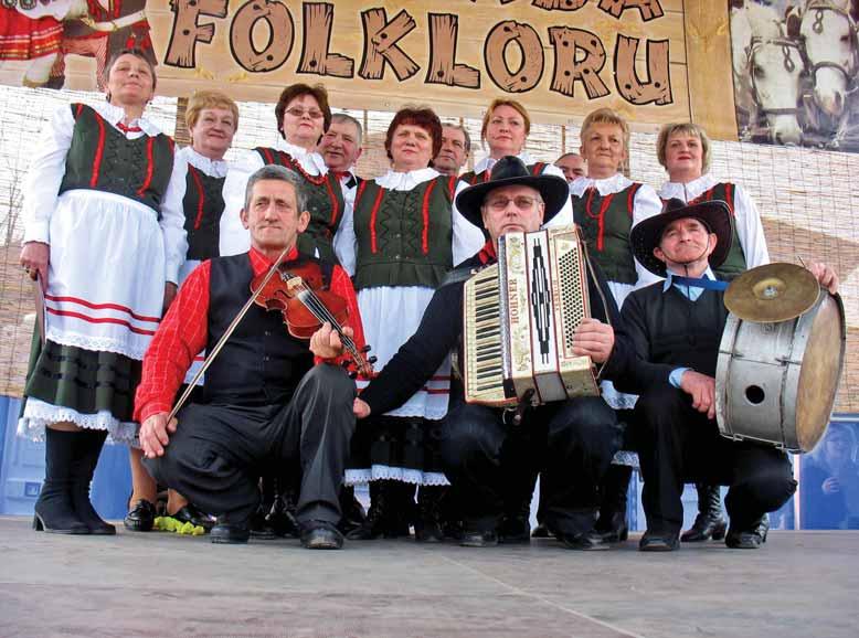 I prawdą jest, że niektórzy z nich zjeżdżają do Skaryszewa nie tyle dla koni, ile raczej dla ludowych pieśni, tańców, przyśpiewek, gawęd, strojów O to, by Estrada Folkloru sprostała oczekiwaniom