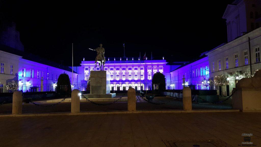 Nawet Pałac Prezydencki jakoś przyjemniej się prezentuje w nocy. Doszedłem do Zamku i kolumny Zygmunta.