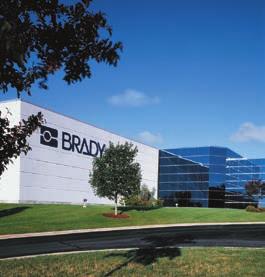 Brady Corporation Naszą misją jest identyfikacja i ochrona ludzi, produktów oraz miejsc. Informacje o firmie Firma BRADY powstała w 1914 r. w Eau Claire w stanie Wisconsin pod nazwą W.H. BRADY Co.