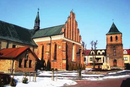 24 Kościół parafialny pod wezwaniem Matki Bożej Ostrobramskiej Kościół należy do parafii św. Maksymiliana Kolbe, która została erygowana w 1981 roku przez biskupa Bogdana Sikorskiego.
