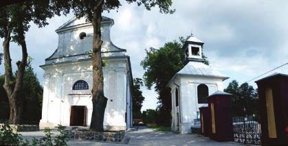 Mikołaja był konsekrowany, a z prawej strony miał kaplicę fundowaną przez rodzinę Kobylińskich i Pawła Popielskiego, archidiakona pułtuskiego. Świątynia spłonęła w 1705 roku.