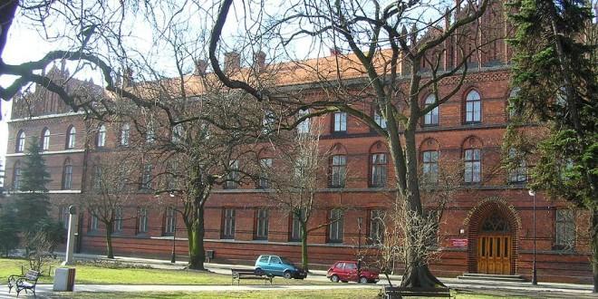 W latach 1917 1920 uczył się w liceum włocławskim im.