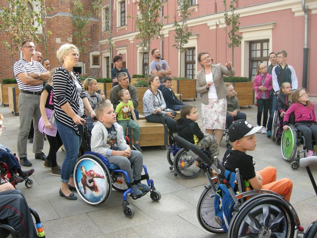 14 Oferta edukacyjna Zapraszamy do zapoznania się z ofertą edukacyjną Muzeum dla osób z różnymi dysfunkcjami.