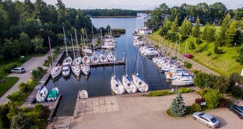 Port oferuje : zaplecze sanitarne (WC, prysznice, umywalki), alkomat stacjonarny postoje sezonowe, zimowanie, slip, dźwig, paliwo, wymiana