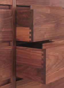 Ze względu na ciemny kolor, jest to ulubiony rodzaj drewna stosowany w połączeniach kontrastowych z jaśniejszymi gatunkami drewna.