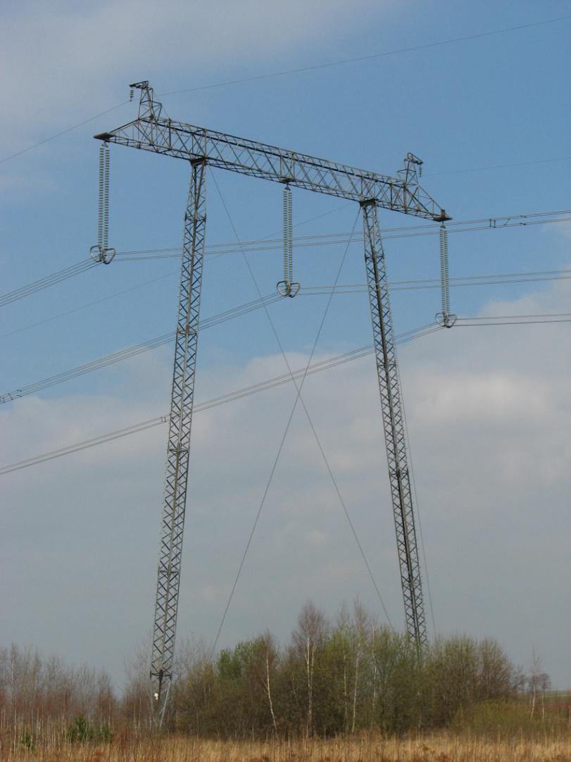 Linie wysokiego napięcia Słup przelotowy linii 750 kv. Sieć wysokiego napięcia (WN) elektroenergetyczna sieć przesyłowa, w której wynosi od 60 do 220 kv (w Polsce 110 kv).