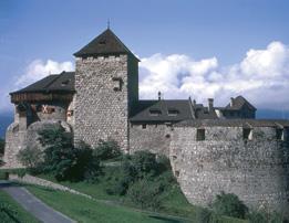 Zwiedzanie: koêció Matki Boskiej od Anio ów ze s ynnymi freskami Luiniego, katedra San Lorenzo ze wspania à renesansowà fasadà. Przejazd do hotelu w okolicy Lucerny (ok. 180 km). 3 dzieƒ Êniadanie.